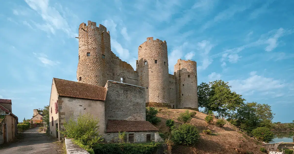 Visiter les châteaux d’Auvergne : une escapade culturelle au milieu des volcans 4